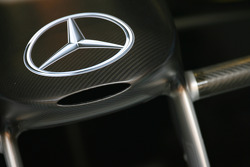 Mercedes logo en neus