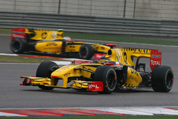 Роберт Кубица, Renault F1 Team едет перед Виталием Петровым, Renault F1 Team