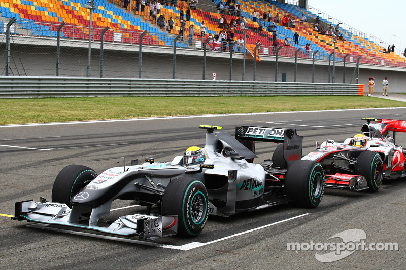 Nico Rosberg, Mercedes GP ve Lewis Hamilton, McLaren Mercedes make practice starts