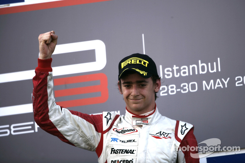 2010 Esteban Gutiérrez celebra la victoria en el podio GP3