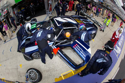 Passage aux stands pour #61 Matech Competition Ford GT: Natacha Gachnang, Rahel Frey, Cyndie Allemann