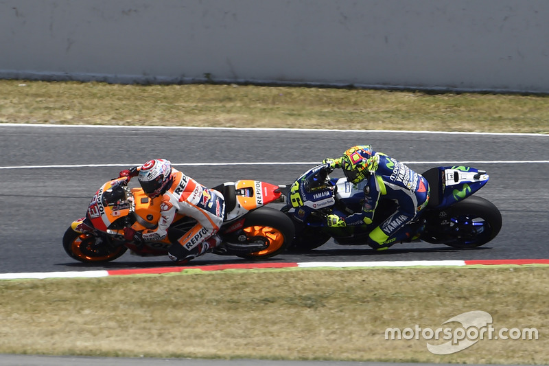 Marc Marquez, Repsol Honda Team, supera a Valentino Rossi, Yamaha Factory Racing