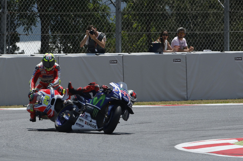 Unfall: Iannone räumt Lorenzo ab