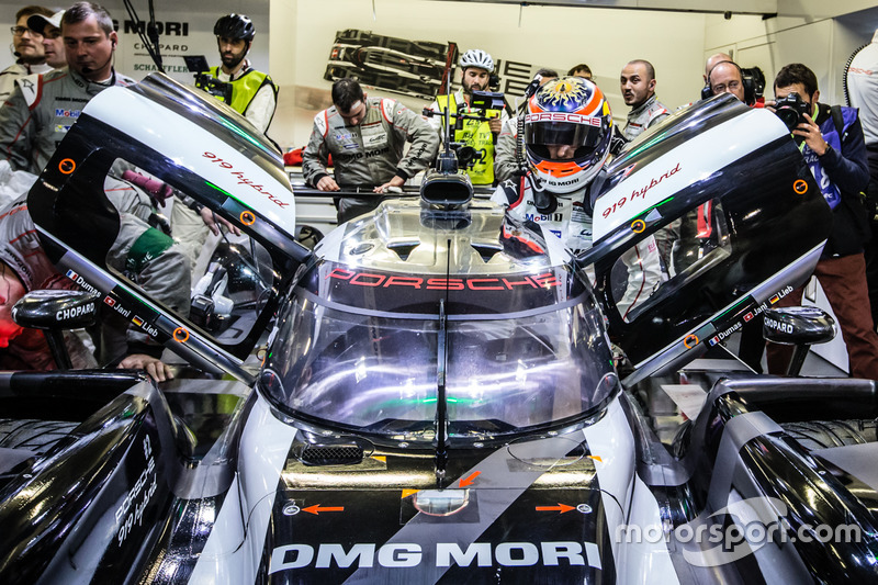 Les polemen #2 Porsche Team Porsche 919 Hybrid: Romain Dumas, Neel Jani, Marc Lieb back dans leur stand
