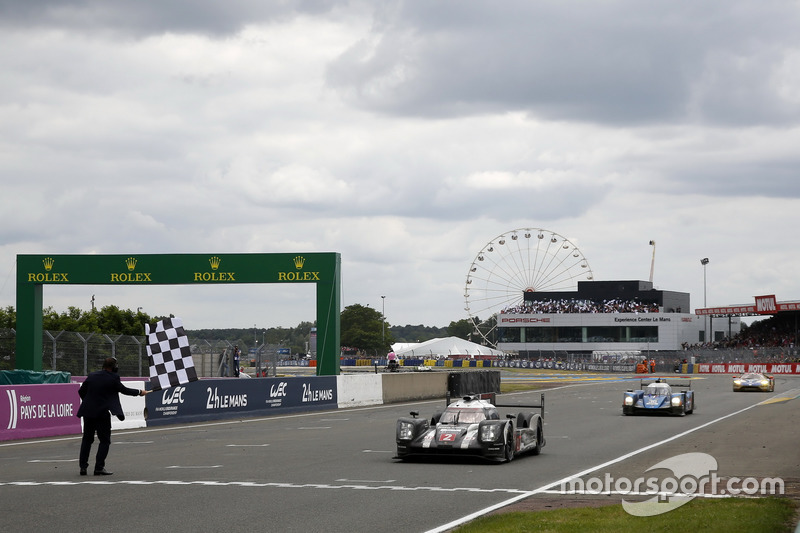 Drapeau à damier : #2 Porsche Team Porsche 919 Hybrid: Romain Dumas, Neel Jani, Marc Lieb