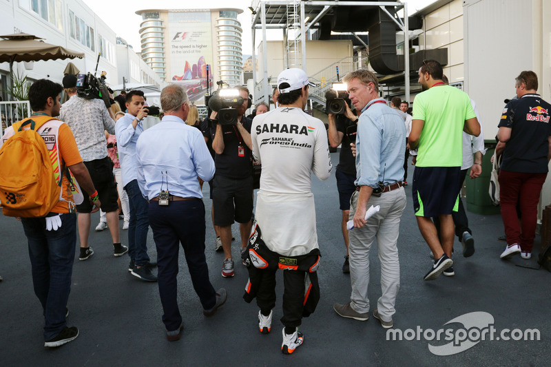 Johnny Herbert, Sky Sports F1 Presentador con Sergio Pérez, Sahara Force India F1 y Simon Lazenby, Sky Sports F1 TV Presentador