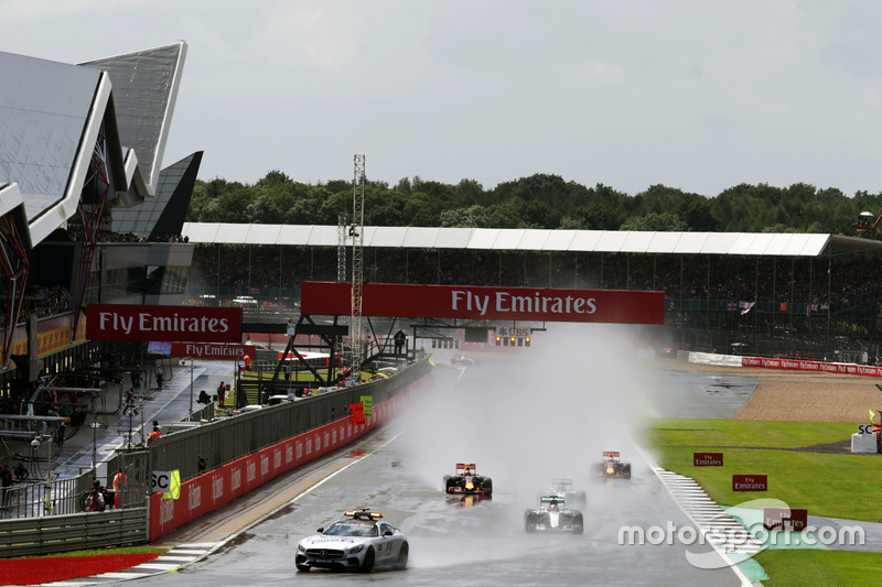 Lewis Hamilton, Mercedes AMG F1 W07 Hybrid al comando dietro alla Safety Car FIA