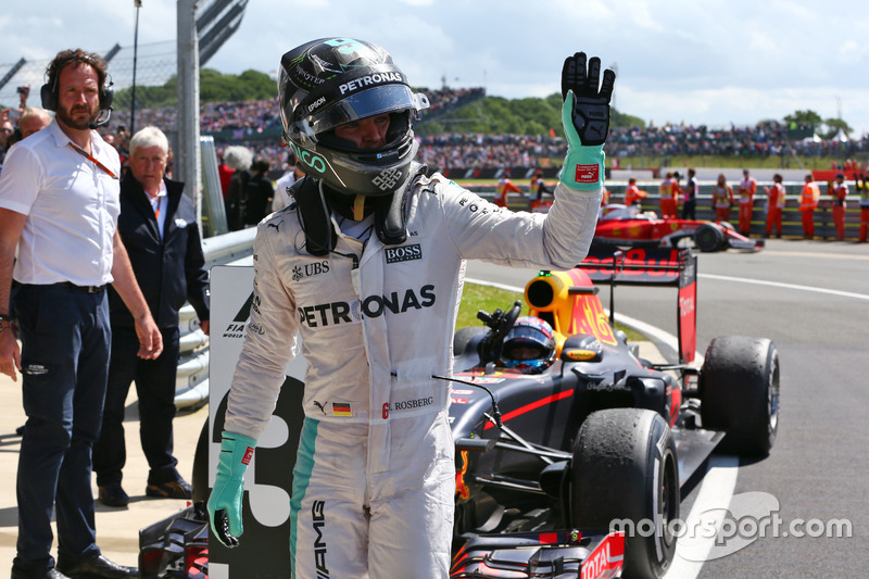 Nico Rosberg, Mercedes AMG F1 con Max Verstappen, Red Bull Racing nel parco chiuso