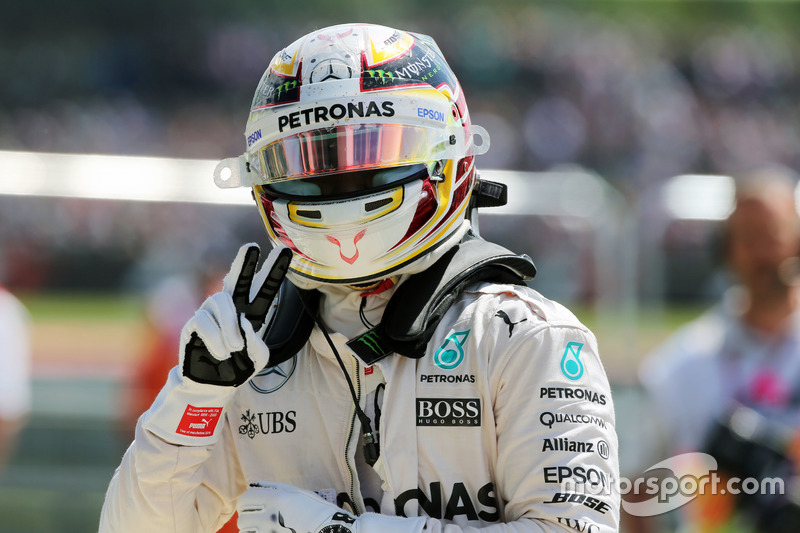 Il vincitore della gara Lewis Hamilton, Mercedes AMG F1 festeggia sul podio
