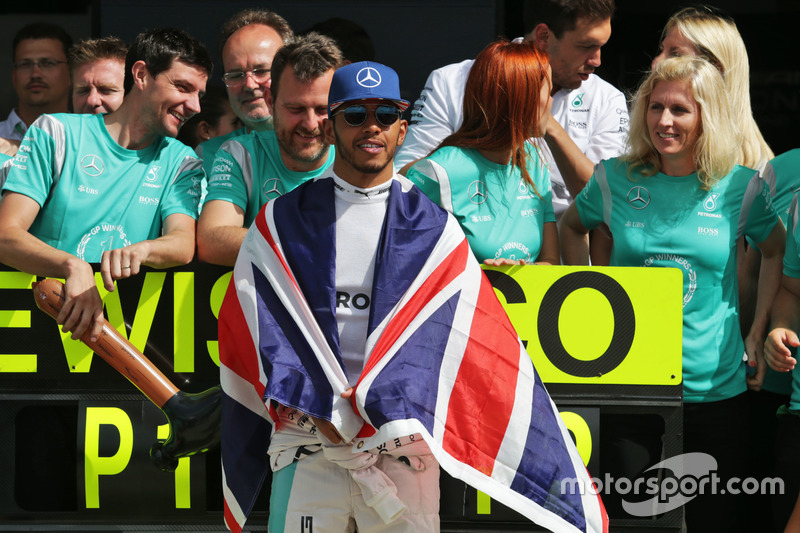 Il vincitore della gara Lewis Hamilton, Mercedes AMG F1 festeggia con il team