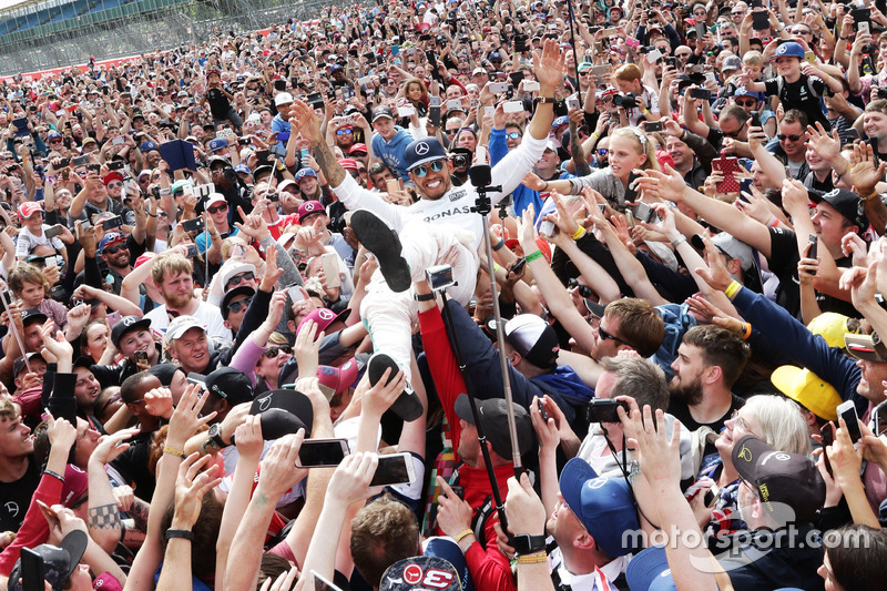 Il vincitore della gara Lewis Hamilton, Mercedes AMG F1 festeggia con i tifosi