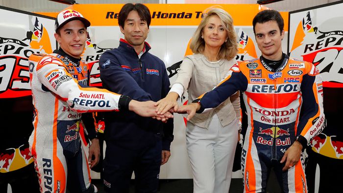 Foto oficial de la última renovación de Repsol y Honda en diciembre de 2016