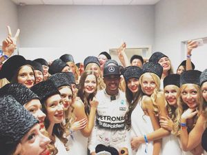 Hamilton e as modelos em Sochi